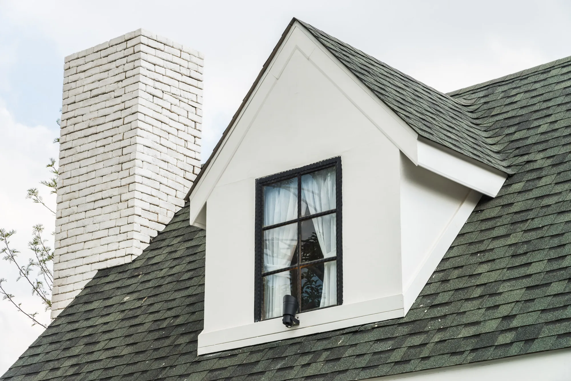White L-shaped dormer loft conversion with sash window